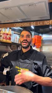 Creperia na Europa faz sucesso com funcionário que xinga clientes enquanto prepara os crepes