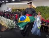Formando dança ao som de música de Bolsonaro durante formatura e causa reações conflitantes