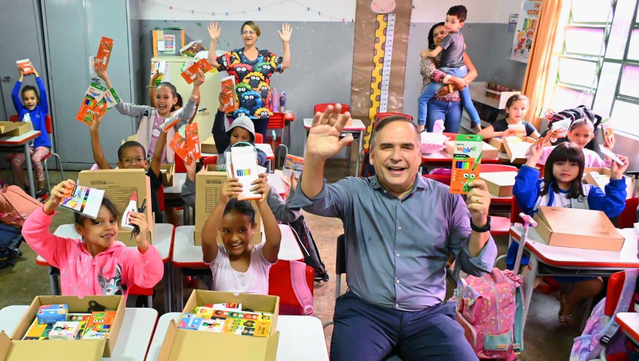 Prefeitura de Goiânia inicia entrega de mais de 120 mil kits escolares na rede municipal