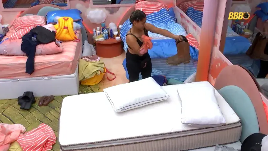 Milena reage à eliminação do BBB 26 com ato de revolta contra pertences de Cowboy, mas volta atrás