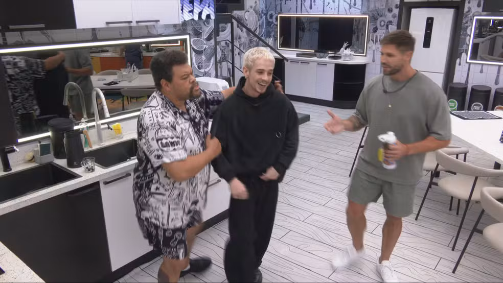Jonas e Juliano discutem e Babu debocha: ‘Não se misture com essa gentalha’