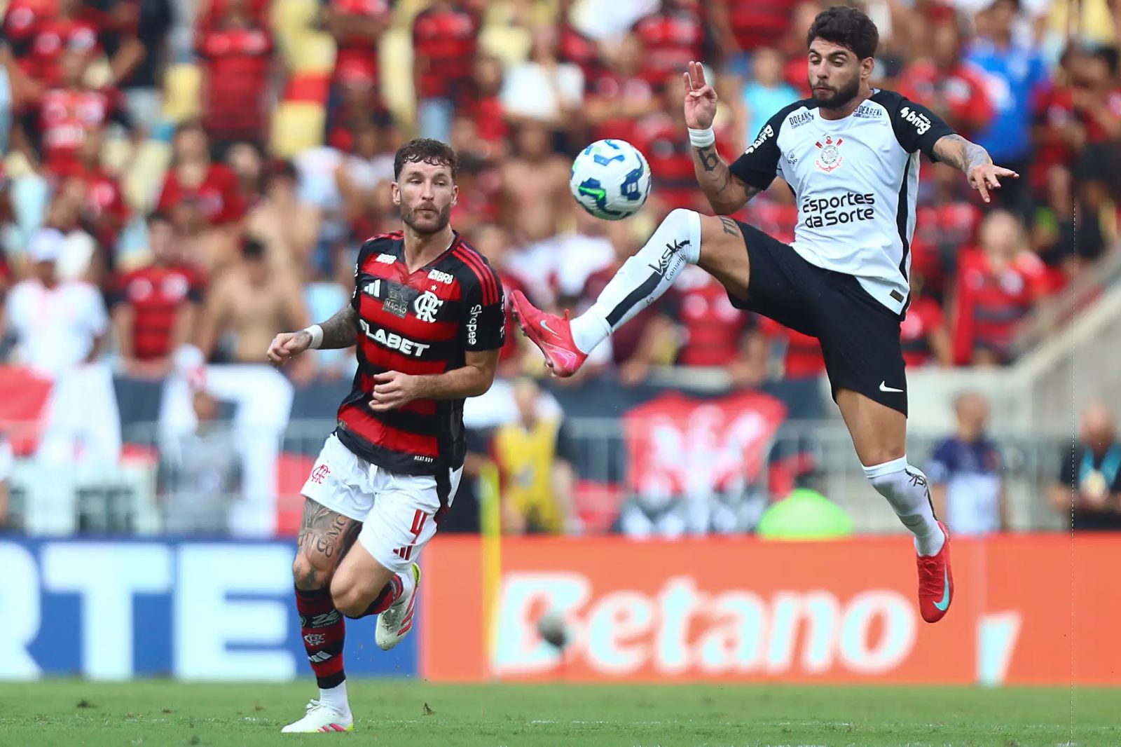 Corinthians bate Flamengo por 2 a 0, conquista a Supercopa e segura pressão com um a menos
