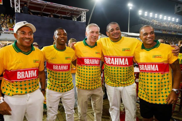 Carlo Ancelotti brilha no carnaval e abraça ídolos do penta em São Paulo