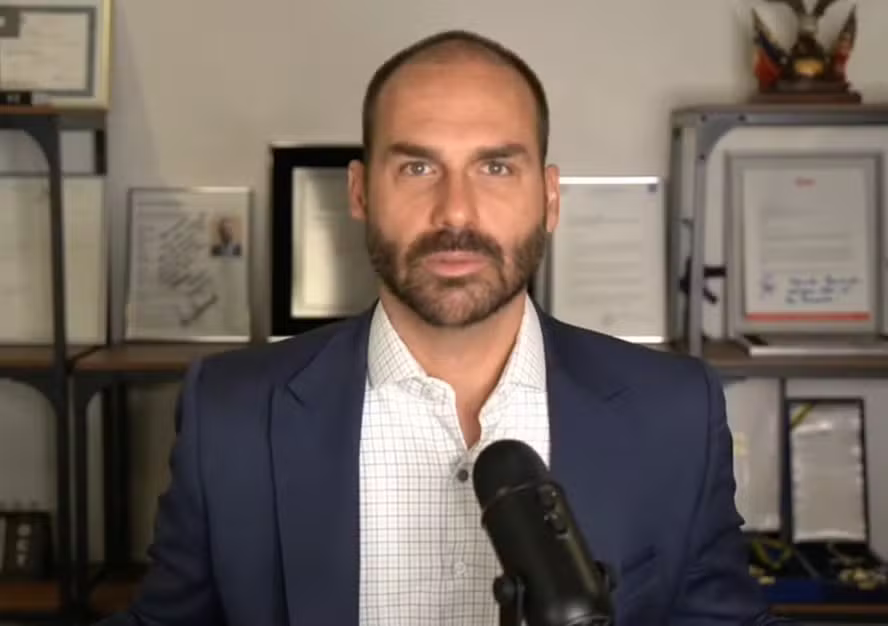 Eduardo Bolsonaro diz que não recebe salário desde março e rebate críticas sobre dinheiro público
