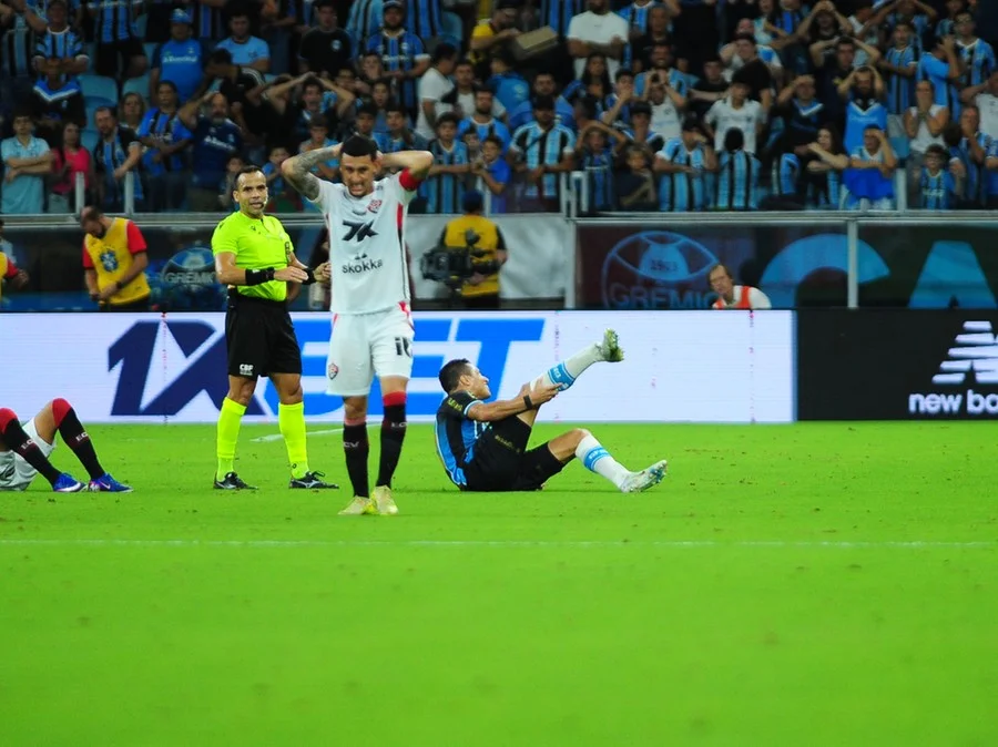 Lateral Marlon sofre fratura grave no tornozelo em jogo do Grêmio