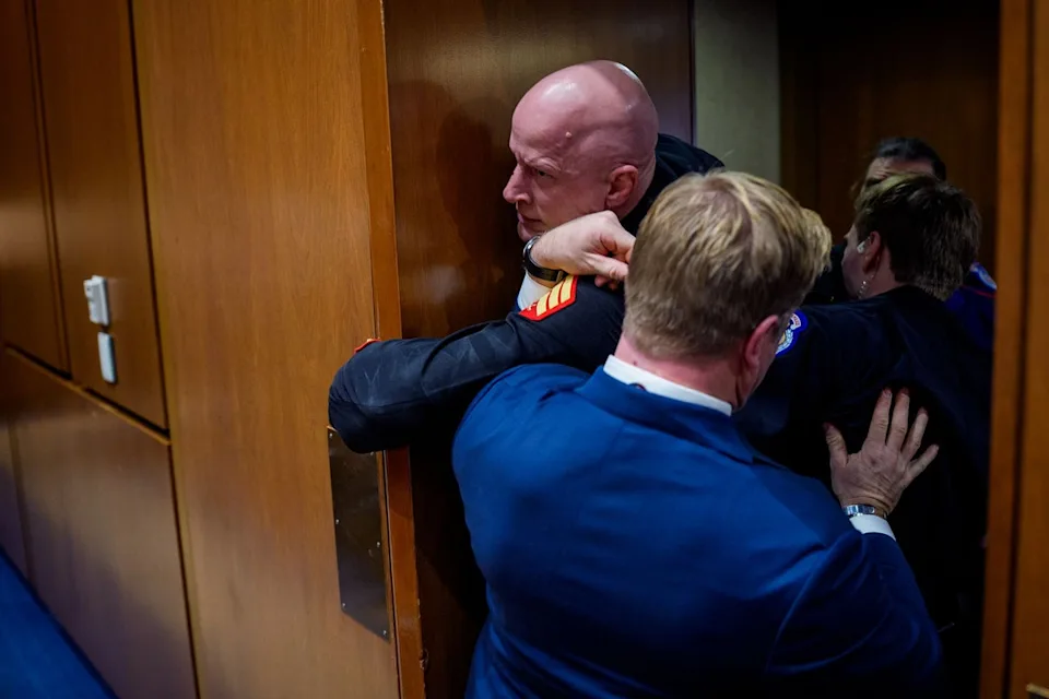 Veterano da Marinha quebra o braço em confronto com senador republicano durante protesto contra guerra no Irã