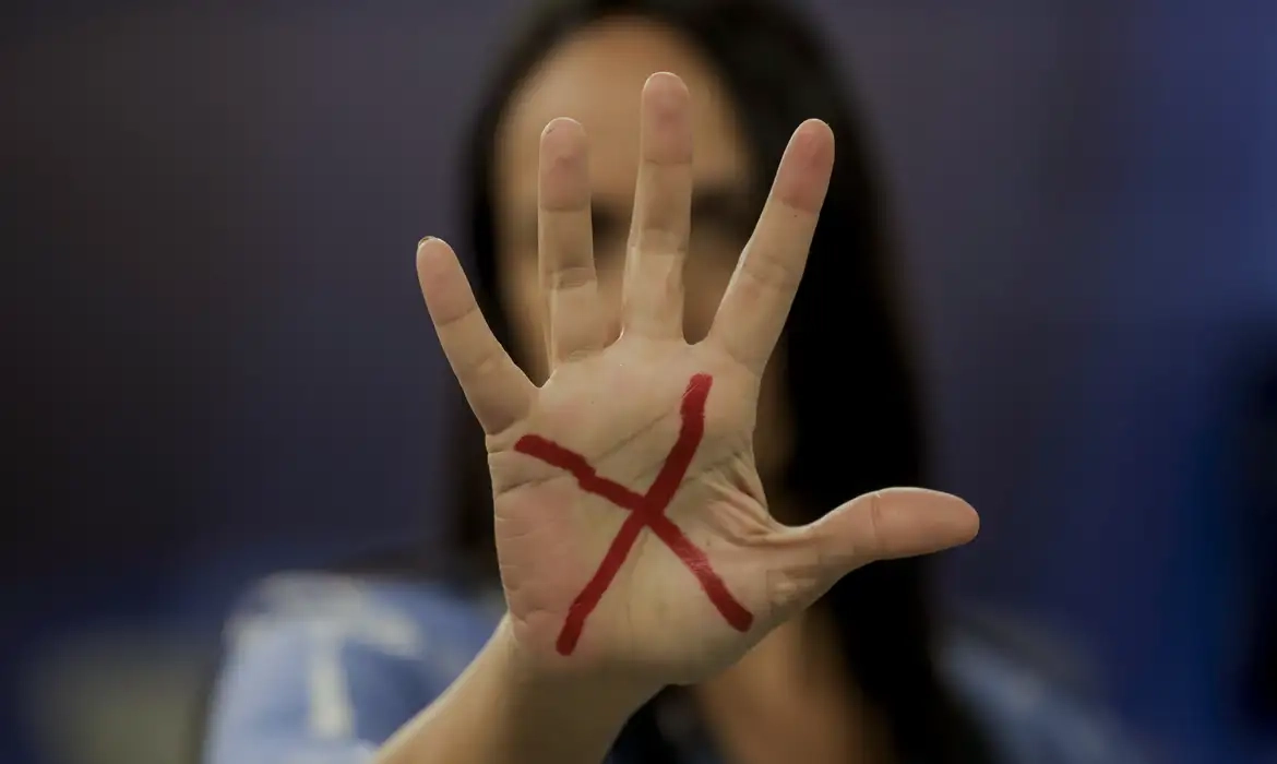 Cartório de Goianápolis adere à campanha Sinal Vermelho contra violência doméstica