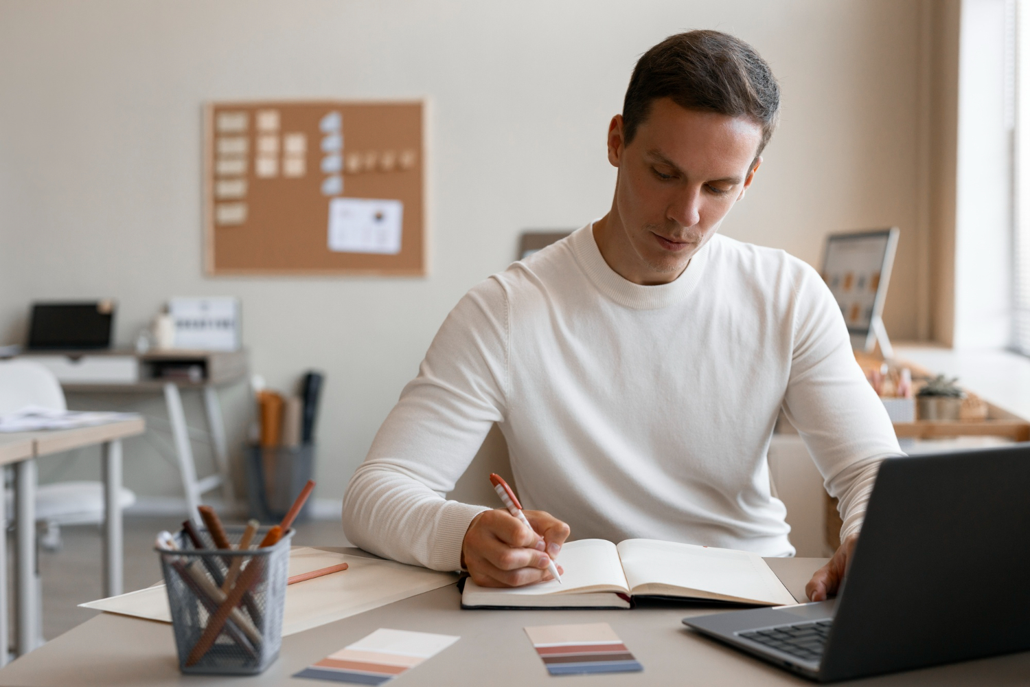 Bilinguismo e domínio tecnológico lideram as exigências para o sucesso na carreira