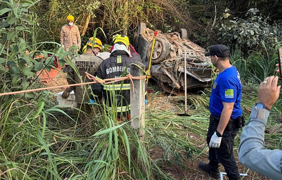 Jovem de 23 anos morre após carro cair em barranco em Luziânia