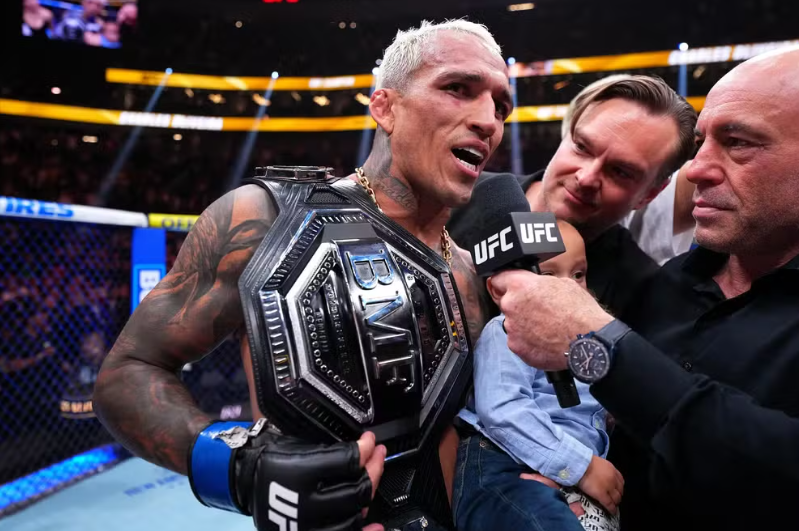 Charles do Bronx domina Holloway e conquista cinturão BMF no UFC 326