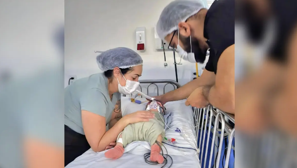 Bebê com malformação rara que comprimia traqueia é extubada