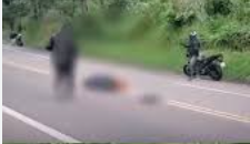 Motociclista morre ao colidir de frente com carro após queda