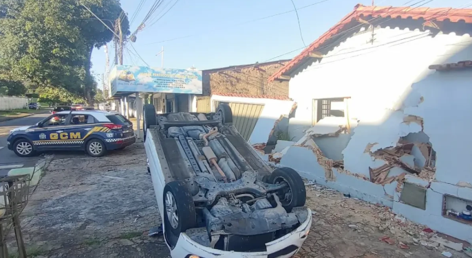 Motorista embriagado perde controle, capota carro e invade casa em Goiânia