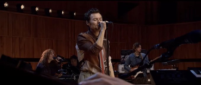 Harry Styles leva novo álbum ao Live Lounge e faz cover de Tears for Fears
