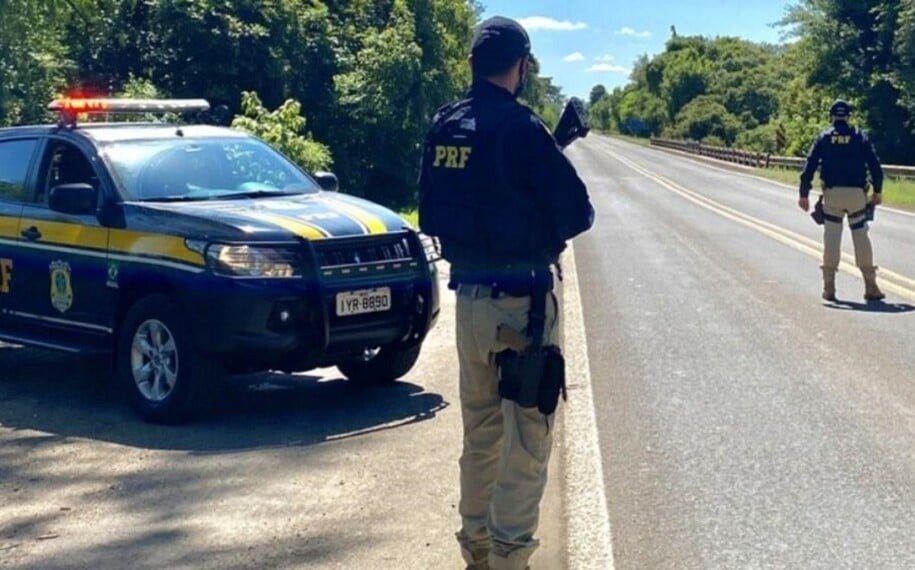 PRF apreende crack escondido em carro durante fiscalização na BR-153