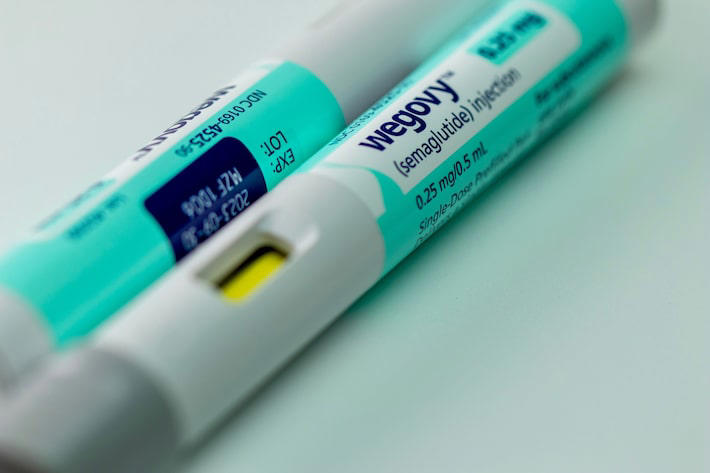Farmacêutica derruba preço de canetas para emagrecer e dá dose grátis