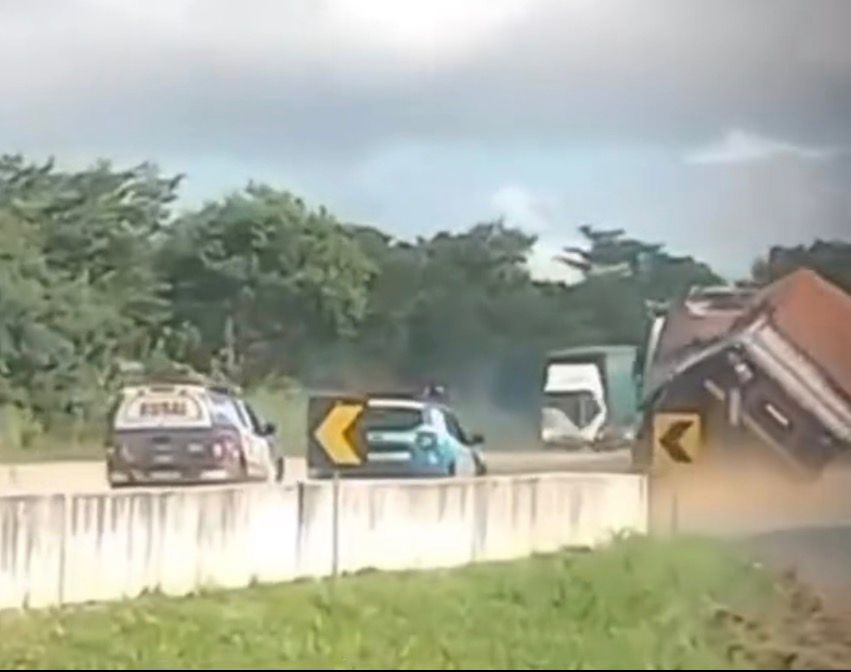 Carreta furtada com soja tomba após fuga na BR-050; suspeitos fogem para mata