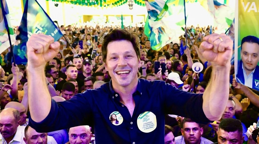 Daniel Vilela chega carregado pela militância ao encontro ‘Pra Frente Goiás’ em Jaraguá