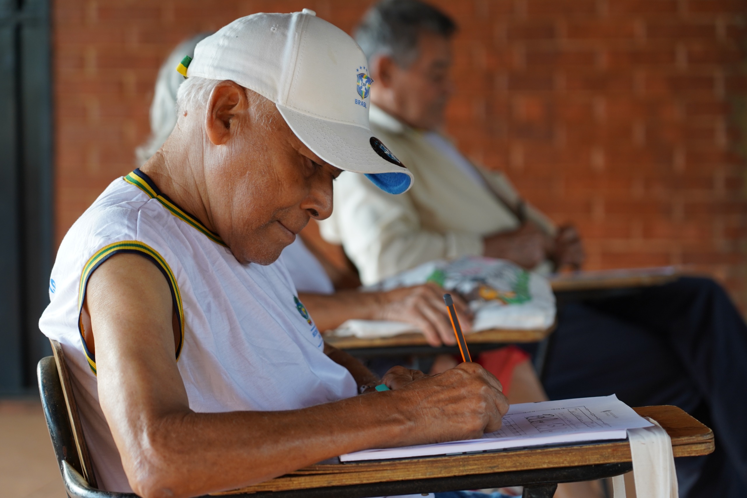 Governo de Goiás reduz analfabetismo adulto e supera marca de 10 mil beneficiados pelo programa Alfabetização e Família