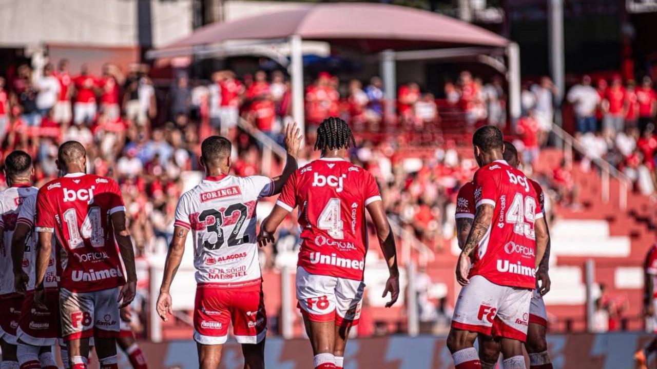 Vila Nova sai atrás no placar, vira, mas cede empate nos acréscimos ao CRB na estreia da Série B 2026
