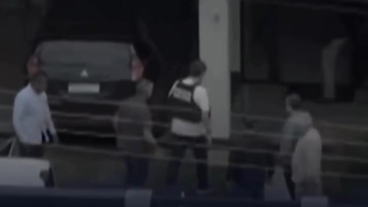 Vídeo: Bolsonaro chega em casa com tornozeleira eletrônica após alta hospitalar