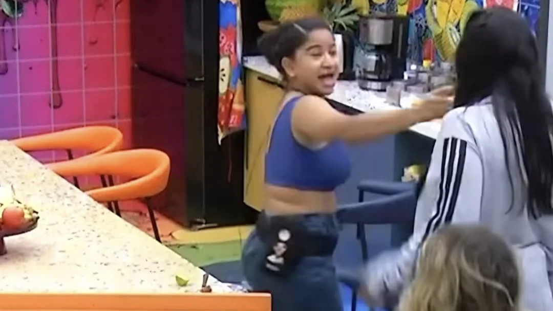 Milena mata barata, joga em brothers e causa correria generalizada na Xepa do BBB 26