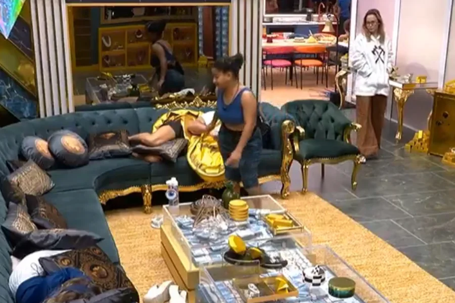 Milena peida na cara de Jonas durante discussão e Ana Paula reage