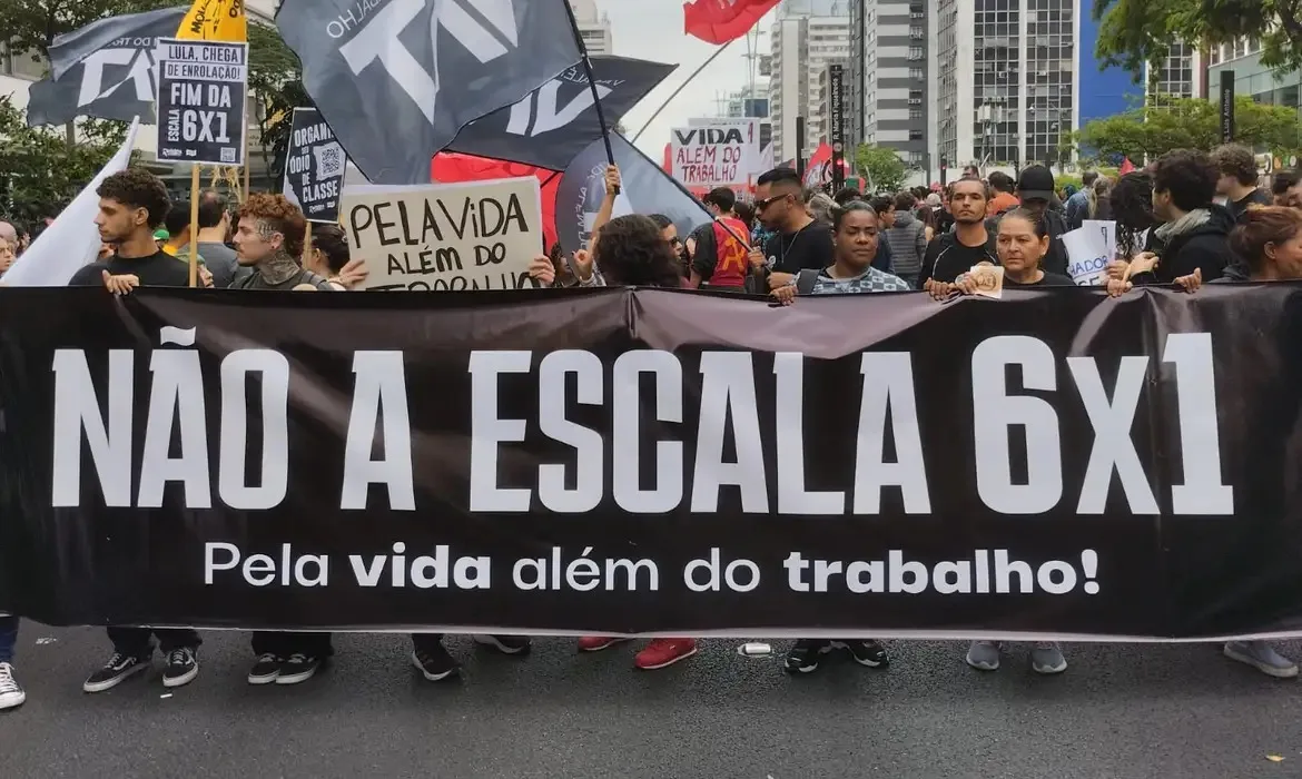 Apoio ao fim da escala 6×1 cresce no Brasil enquanto Congresso tenta adiar votação