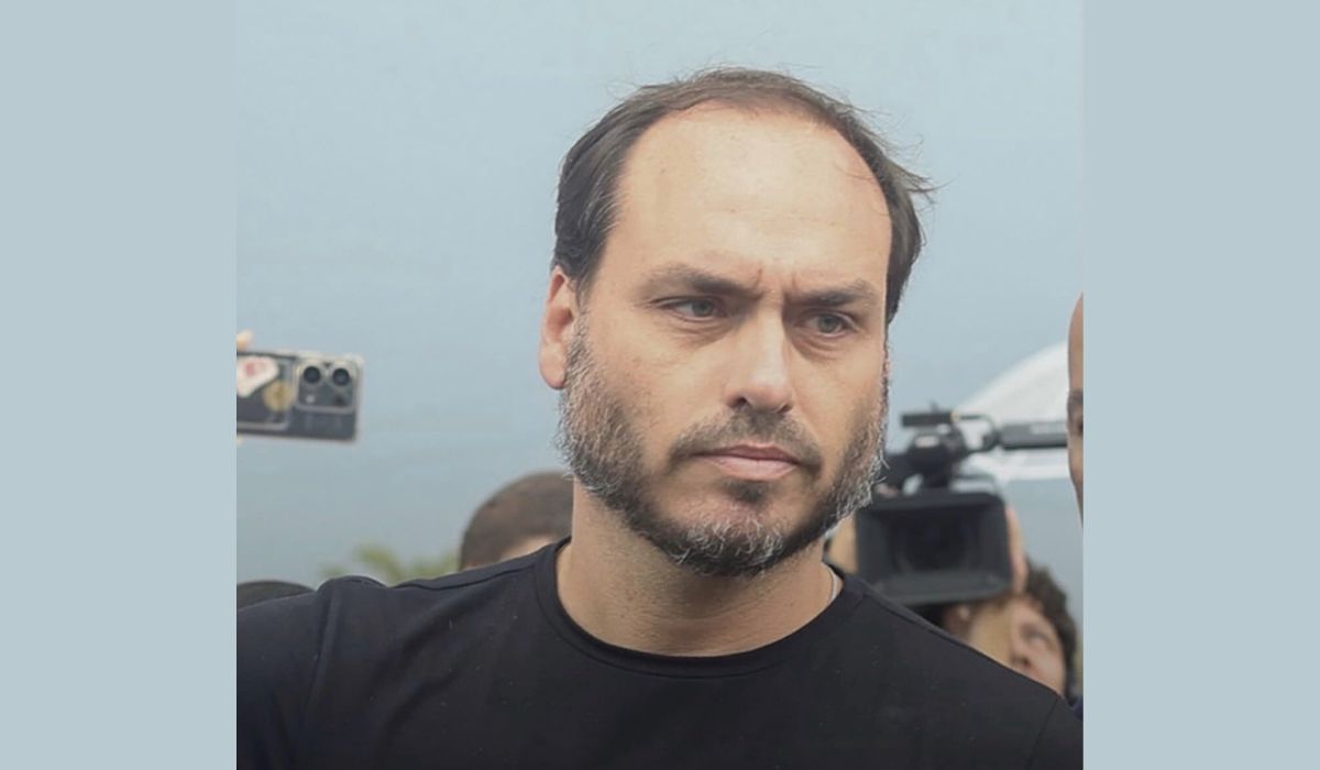 Carlos Bolsonaro comenta internação do pai e afirma que pulmão está "cheio de líquido como nunca teve antes"