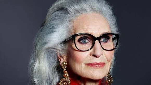 Modelo mais velha do mundo, Daphne Selfe, morre aos 97 anos
