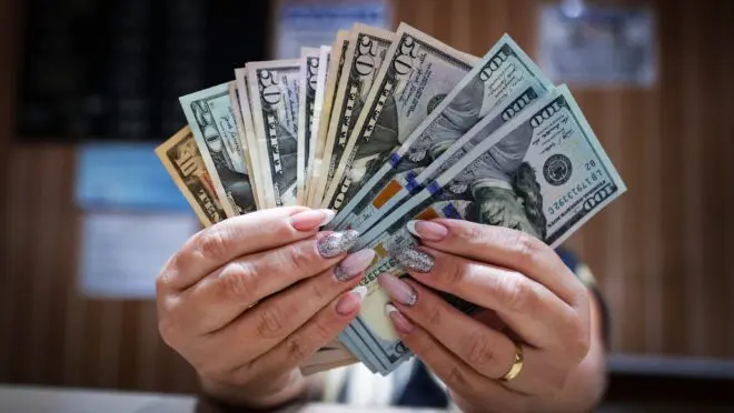 Dólar sobe mais de 1% na abertura com conflito no Oriente Médio no radar