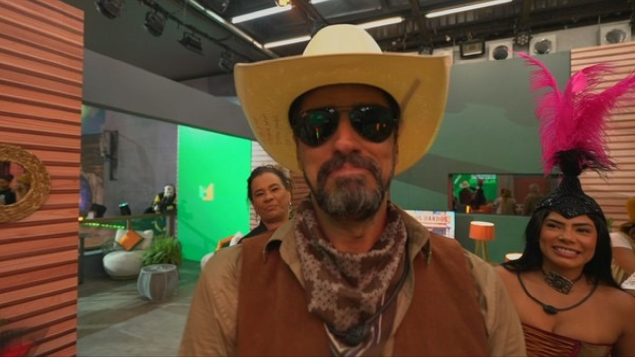Vídeo: Alberto Cowboy ganha chapéu autografado por Antônio Fagundes na festa do líder do BBB 26