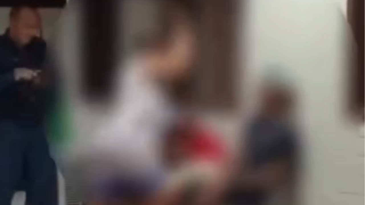 Mãe 'dá uma lição' no filho após adolescente ser apreendido por roubo; veja vídeo