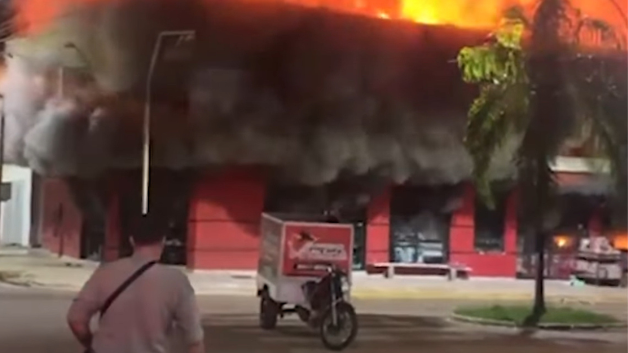 Incêndio de grandes proporções atinge supermercado em Barro Alto
