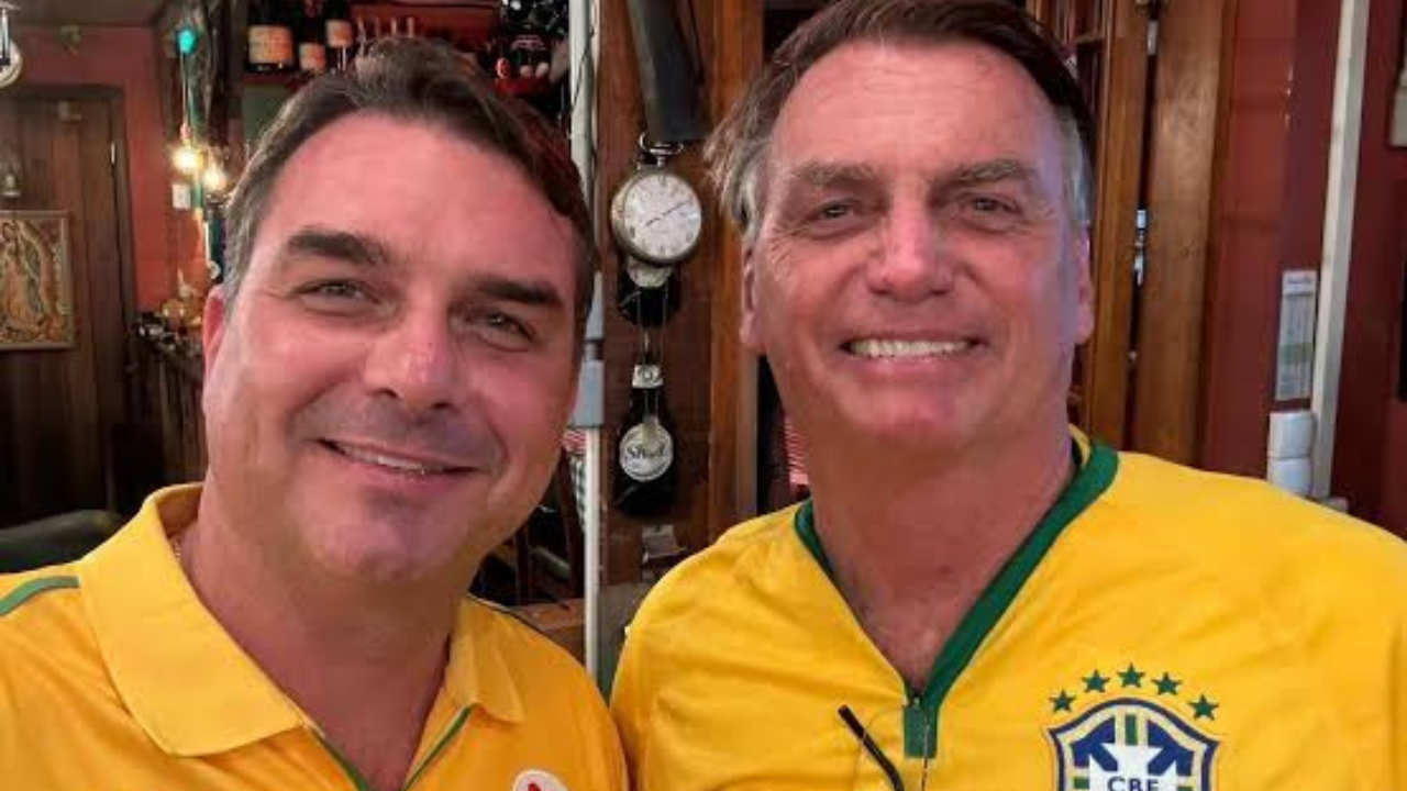 Flávio Bolsonaro diz que pai ‘escapou por pouco’ e critica demora para levá-lo ao hospital