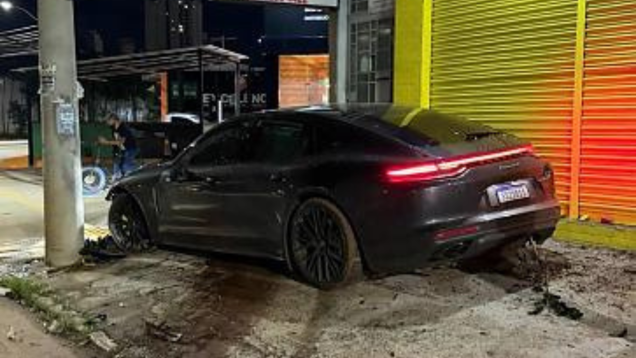 Porsche derruba árvore e atravessa praça antes de parar em comércio em Goiânia