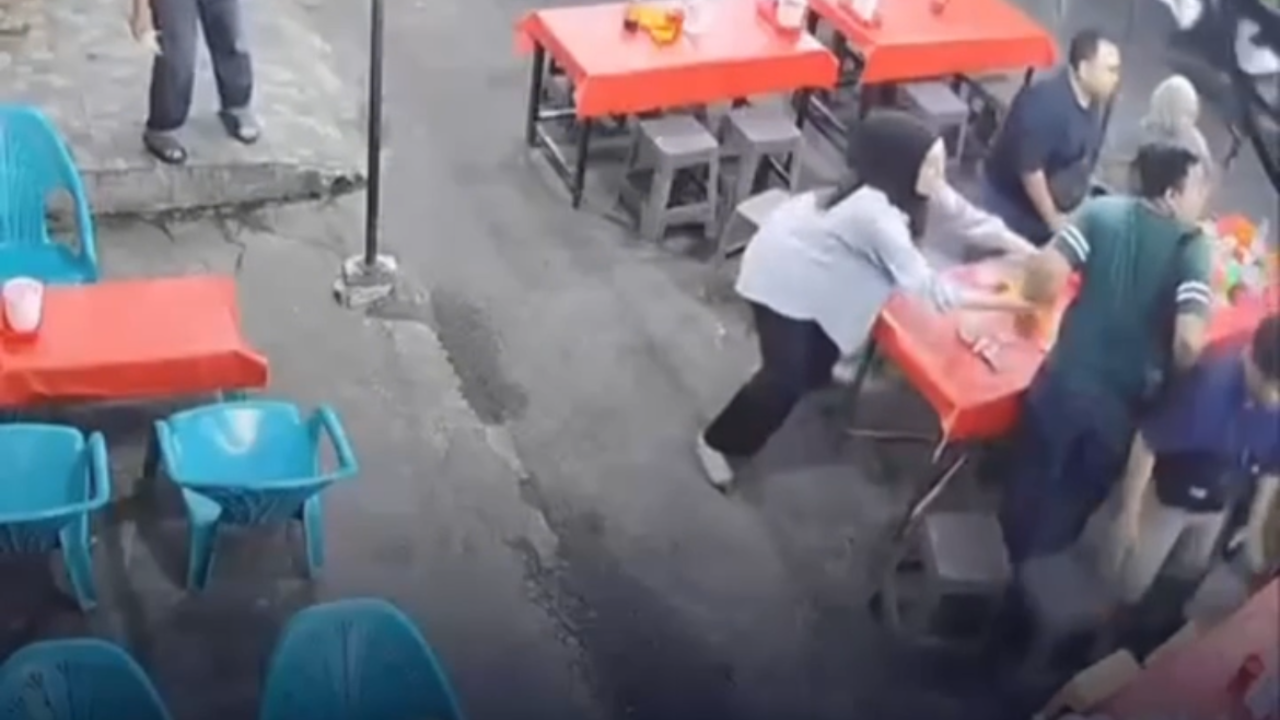 Carro desgovernado invade barracas de comida em mercado noturno e deixa feridos; assista ao vídeo