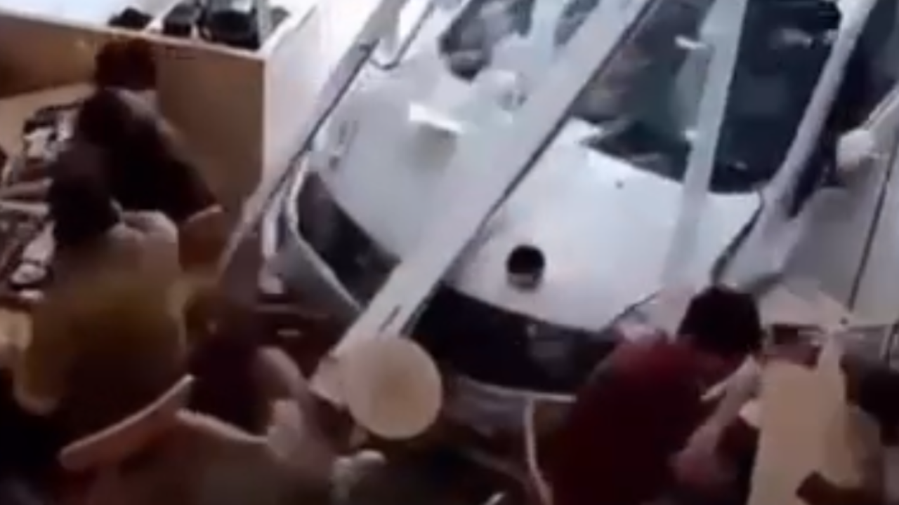 Carro invade restaurante, atropela clientes e causa destruição; veja vídeo