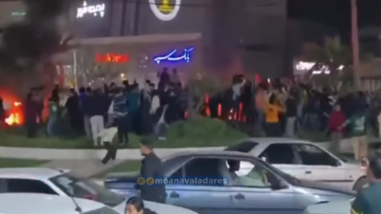 Vídeo: Multidão celebra e lota praças no Irã após anúncio da morte do líder supremo