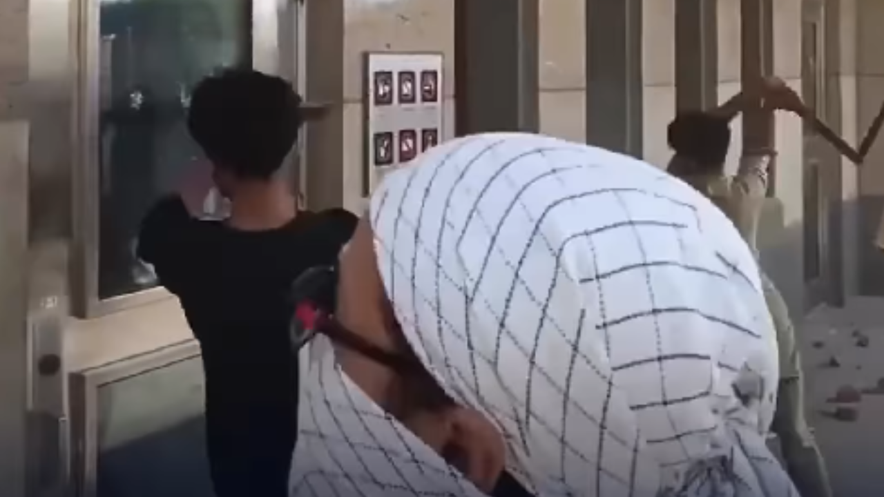 Vídeo: Ataque a consulado dos EUA no Paquistão deixa ao menos nove mortos