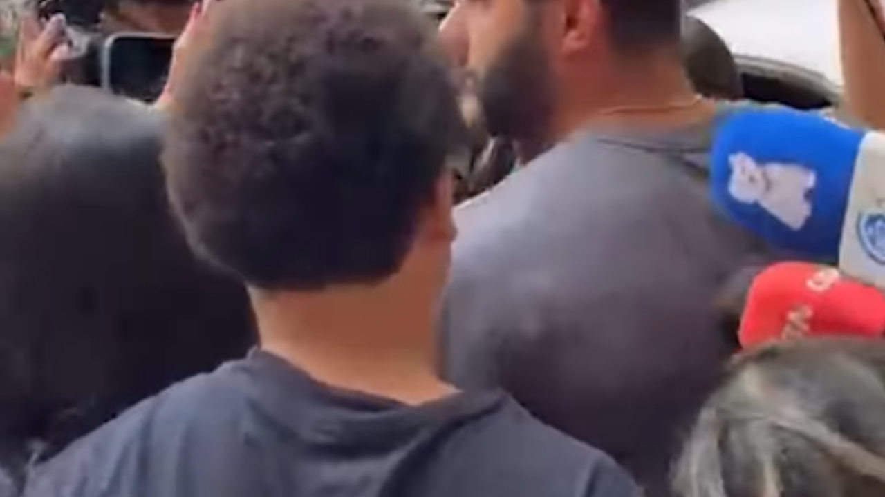 Vídeo: Suspeito de estupro coletivo em Copacabana é transferido de delegacia sob xingamentos
