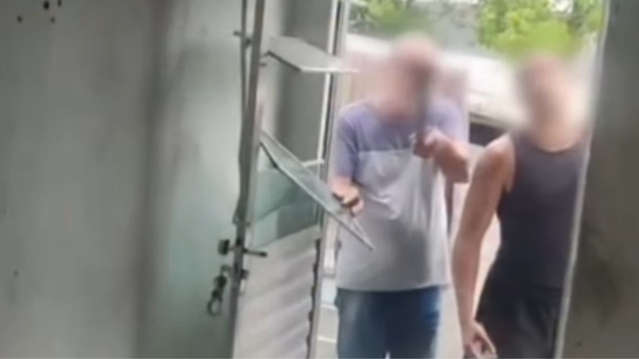 Vídeo: Jovem é agredido dentro de casa após discussão por som alto