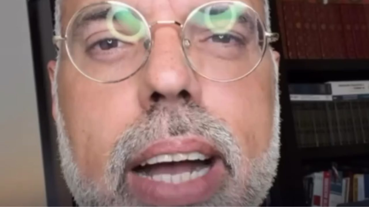 Vídeo: Allan dos Santos critica ausência do Brasil em encontro de Donald Trump