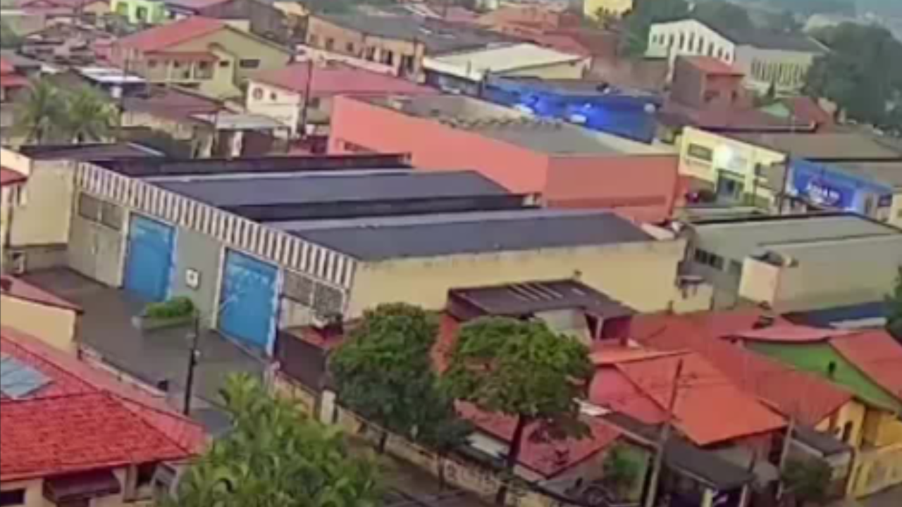 Vídeo: Raio atinge casa durante temporal e assusta moradores
