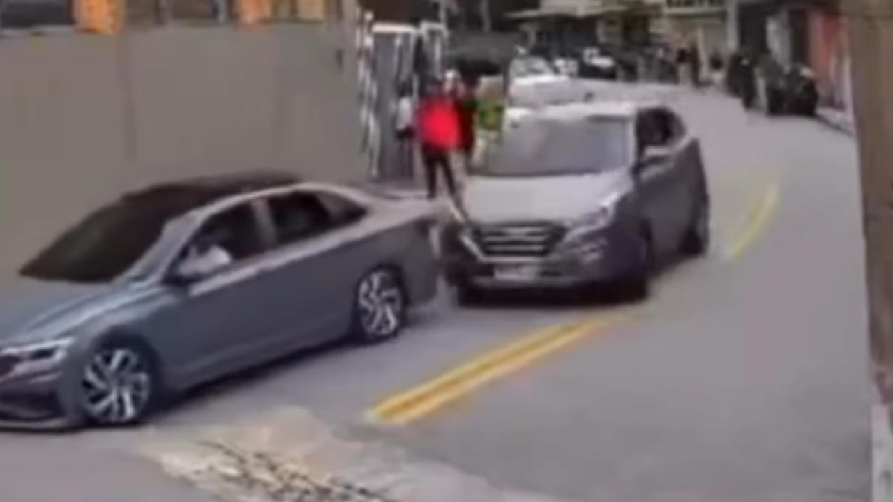 Vídeo: Adolescentes pegam carro escondido para impressionar meninas e batem veículo