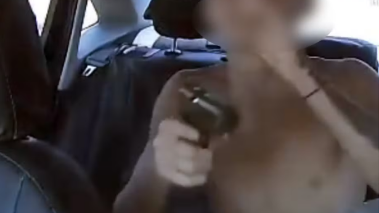 Vídeo: Taxista é assaltado por adolescentes durante corrida