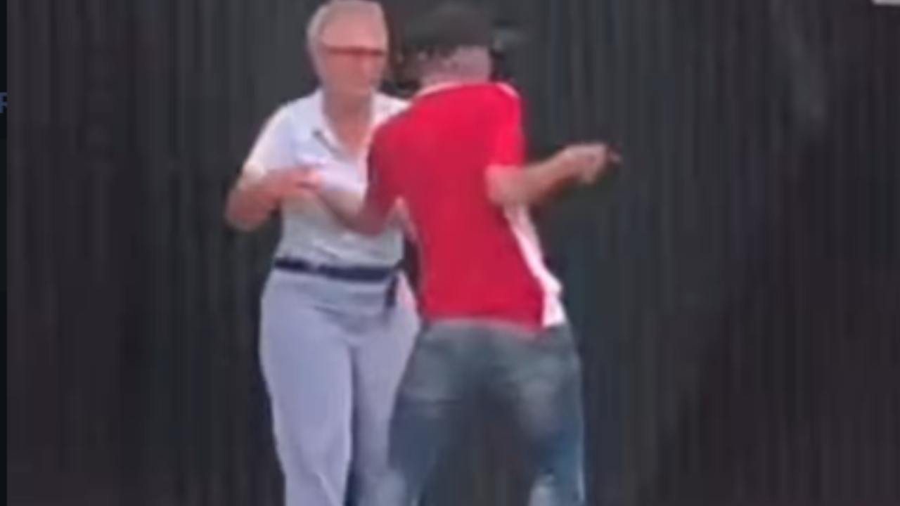 Assalto a idosa em cruzamento movimentado é flagrado em vídeo