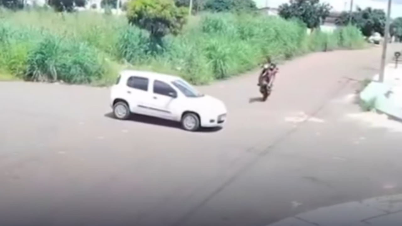 Vídeo: Acidente durante “grau” termina com motociclista ferido