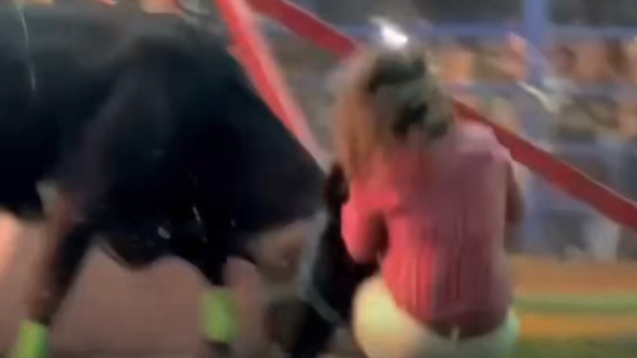 Touro avança contra participantes em arena e mulher fica caída após impacto; veja vídeo