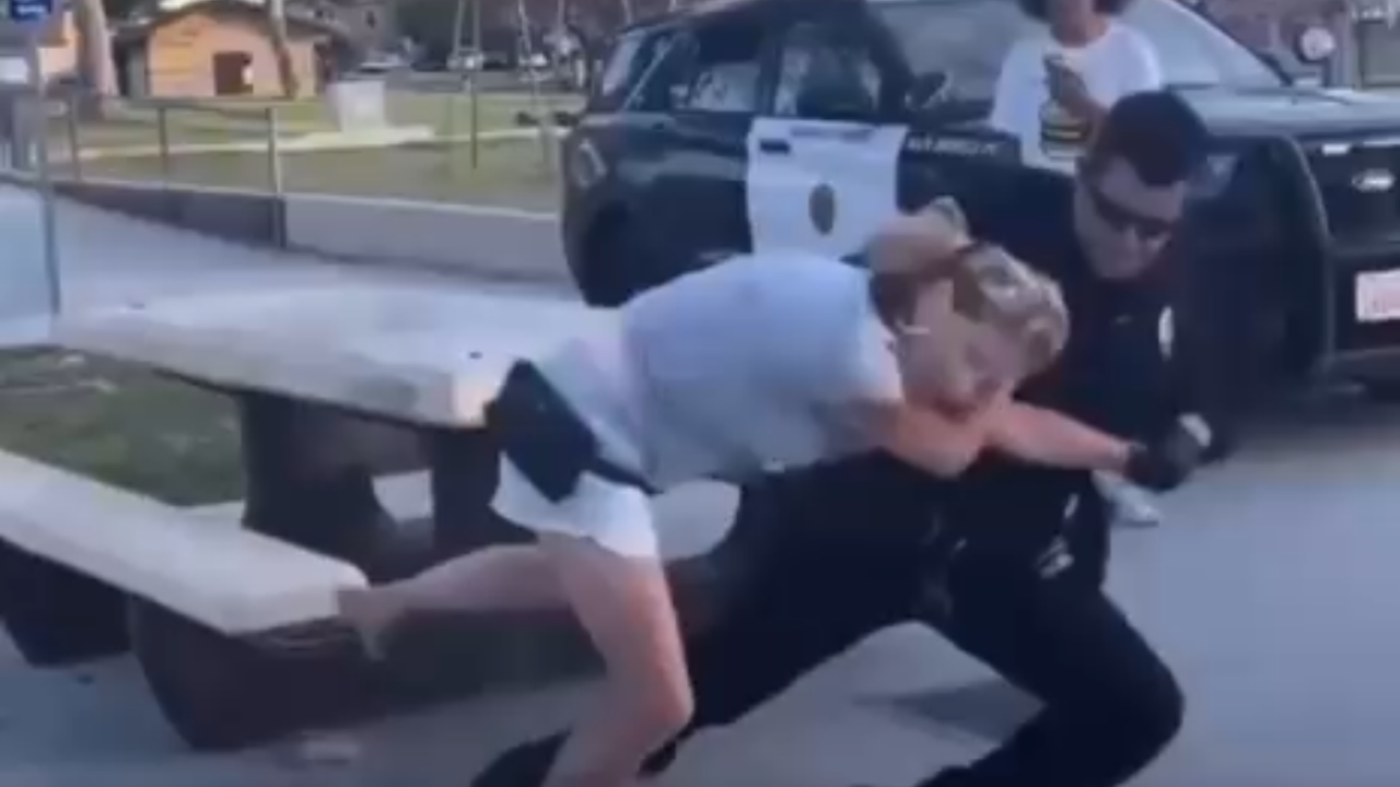 Vídeo: Mulher é imobilizada com força física por policiais após suposta agressividade